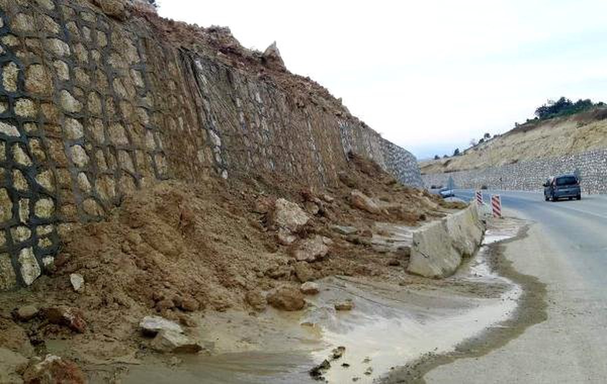 Yağış Toprak Kayması ve Hortuma Neden Oldu