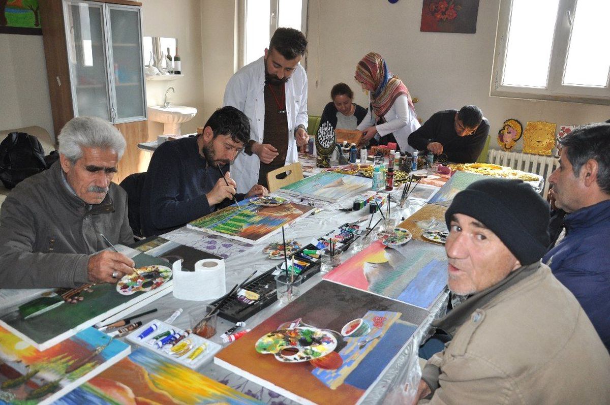 Yüksekova\'da Hastalar Sanatla Topluma Kazandırılıyor