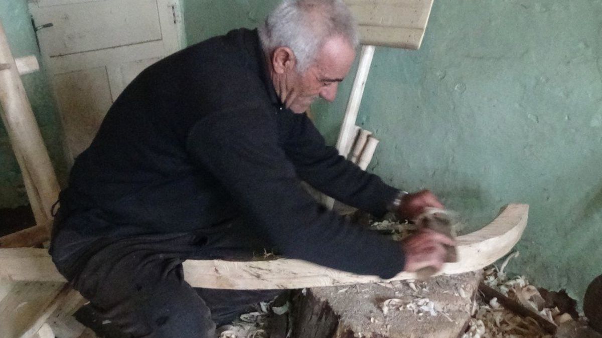 65 Yaşındaki Usta, Kızak Yaparak Geçimini Sağlıyor