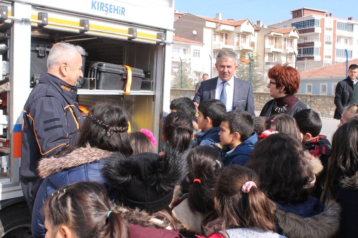 Afet ve Deprem Anları Öğrencilere Afad Tarafından Anlatılıyor