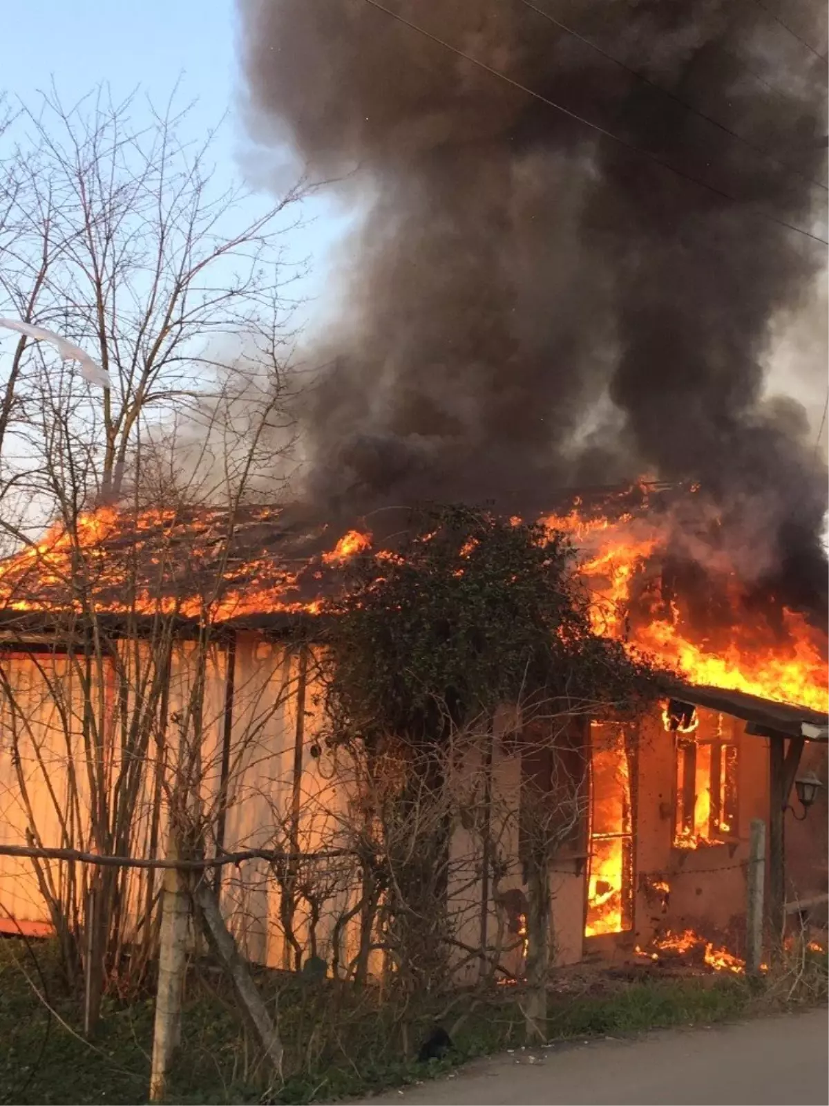 Ahşap Ev Alev Alev Yandı