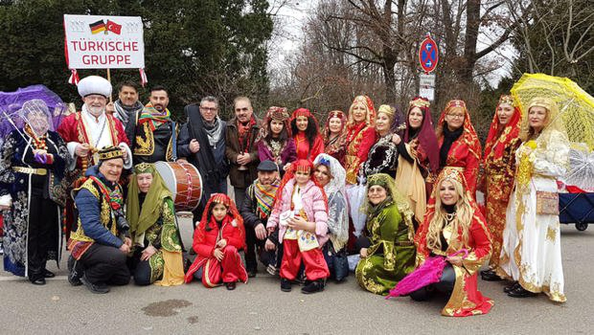 Altın Kızlar, Dünyanın En Eski Karnaval Kortejinde