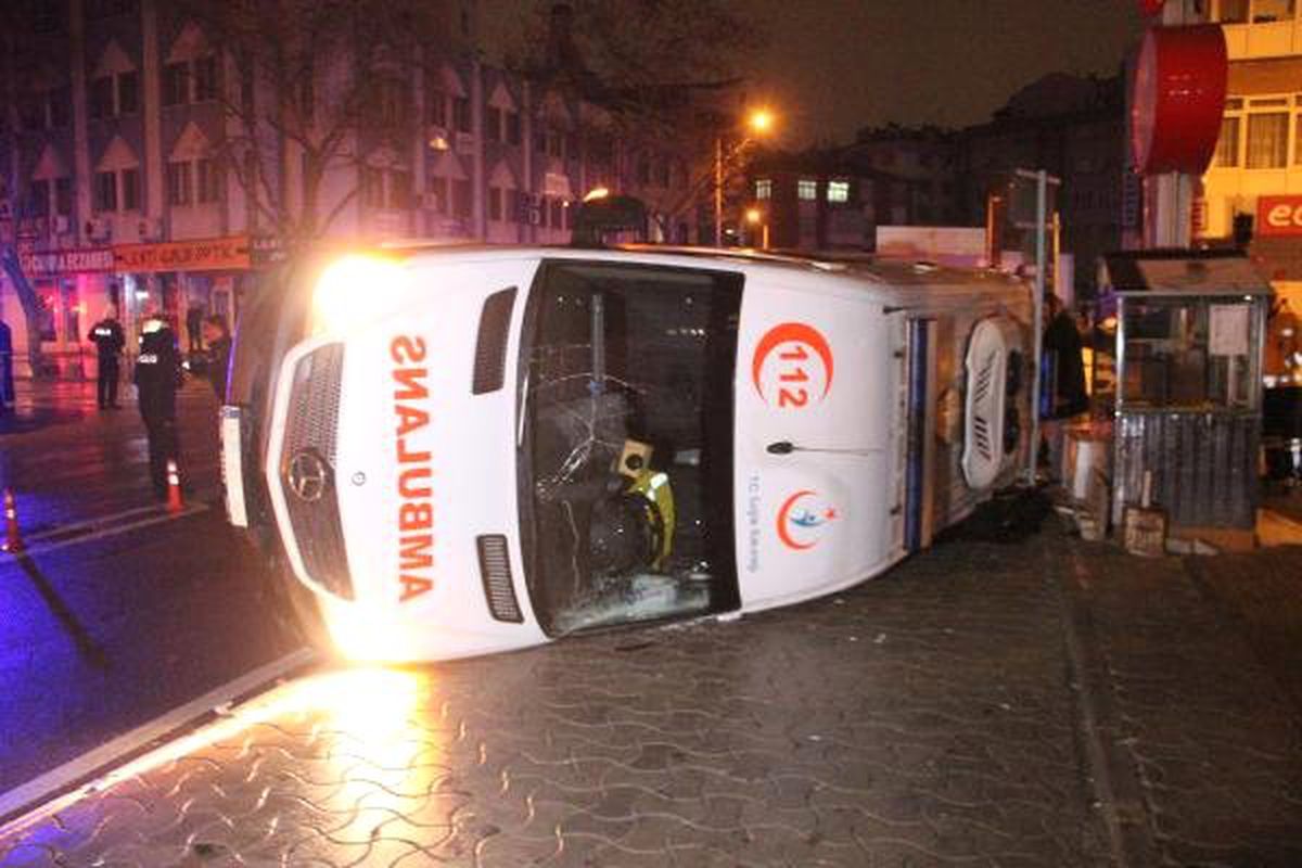 Ambulans ile Polis Aracı Çarpıştı: 5 Yaralı