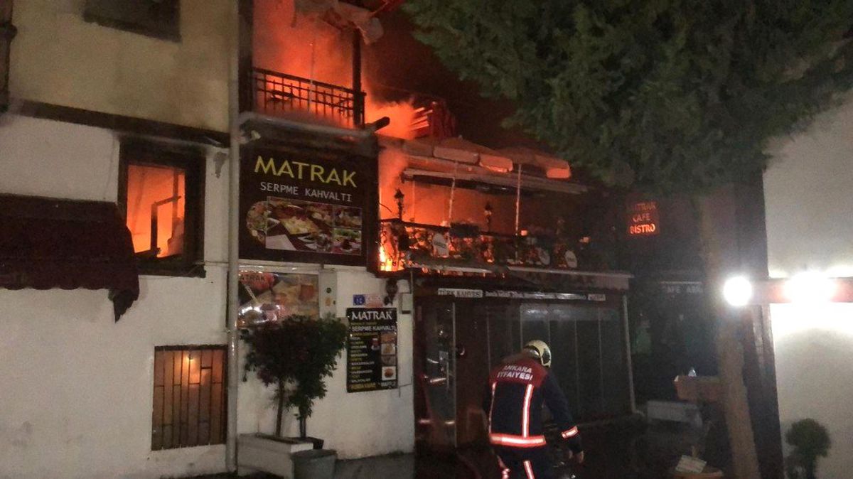 Ankara Hamamönü\'nde Bulunan Bir Kafede Yangın Çıktı.