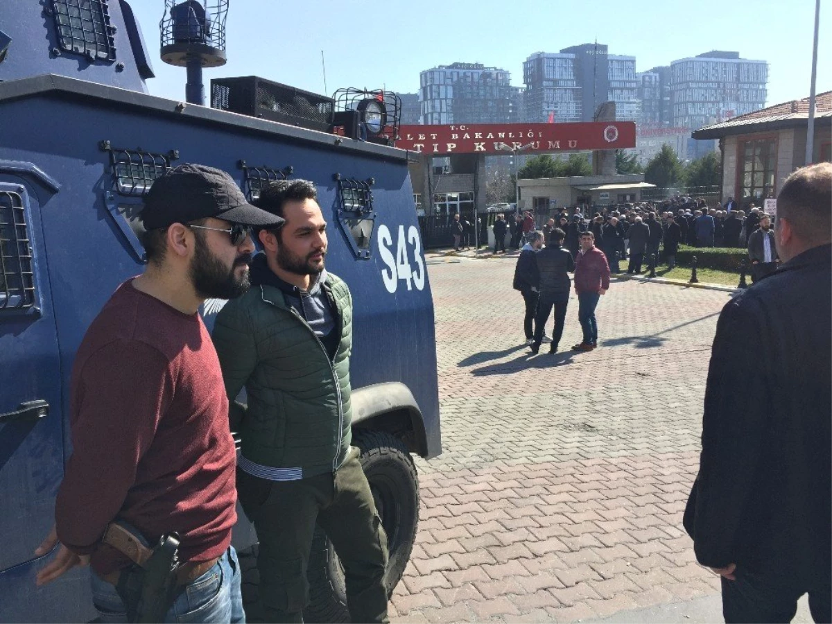 Arnavutköy\'de Çatışmada Ölenlerin ve İntihar Eden Ağabeyin Cenazesi Adli Tıp\'tan Alındı