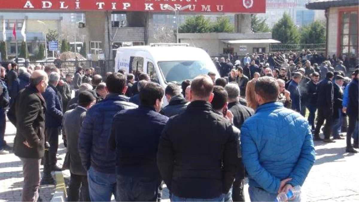 Arnavutköy\'de Silahlı Çatışmada Hayatını Kaybedenlerin Cenazesi Adli Tıp\'tan Alındı