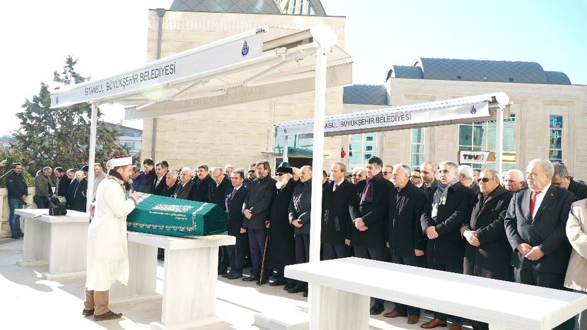 Avcılar\'da Ak Parti, CHP ve DSP\'li Belediye Başkan Adayları Cenaze Namazında Bir Araya Geldi