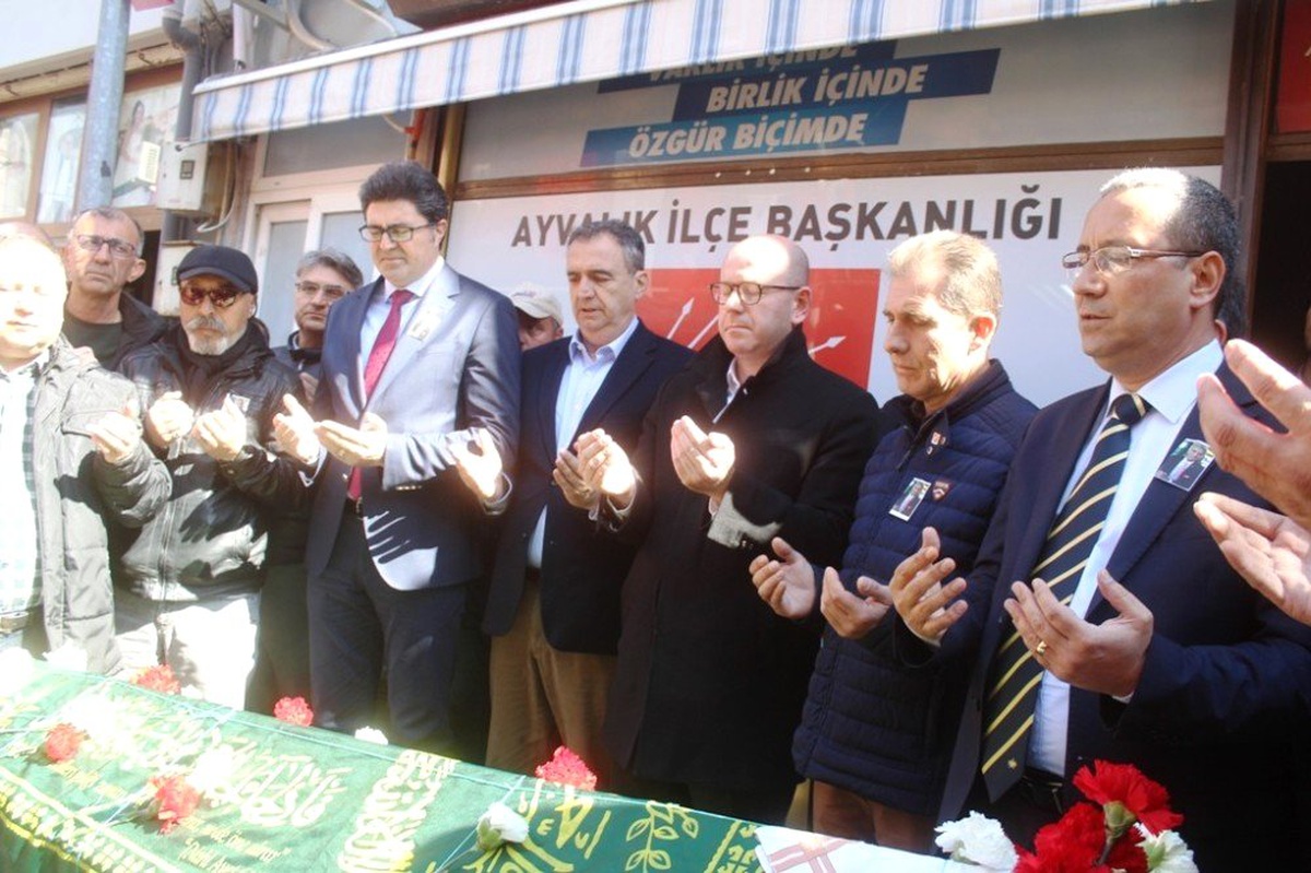 Ayvalık\'ın Güleryüzü Ziya Eryavuz Son Yolculuğuna Uğurlandı
