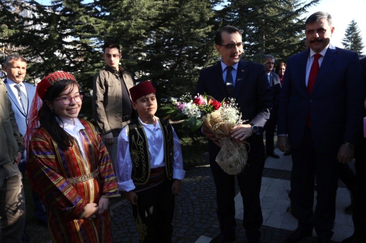 Bakan Dönmez: "Ak Parti Belediye Hizmetlerinde Kendini İspat Etti"