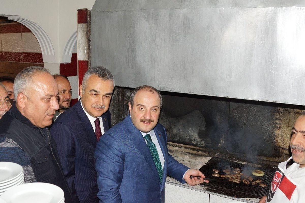Bakan Varank Önce Köfte Pişirdi, Sonra Tatlı İkram Etti