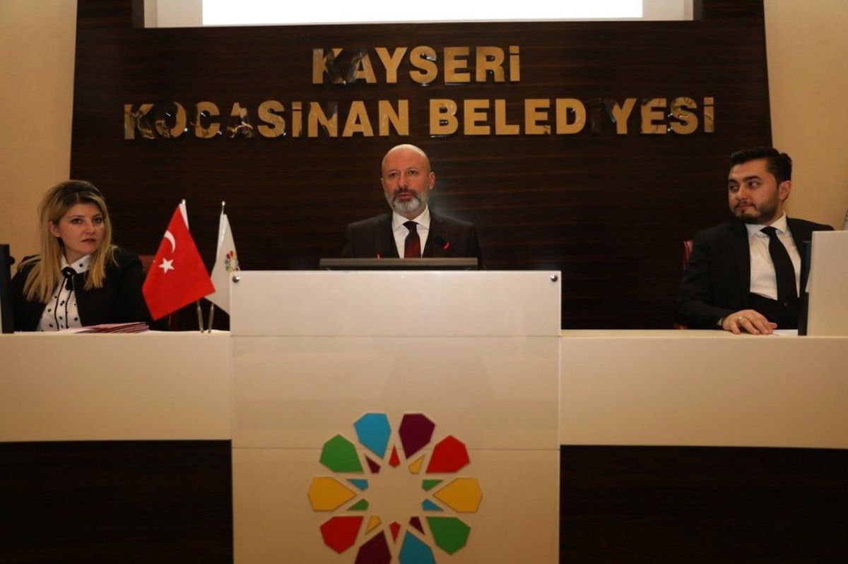 Başkan Çolakbayrakdar\'dan Meclis Üyelerine Plaket