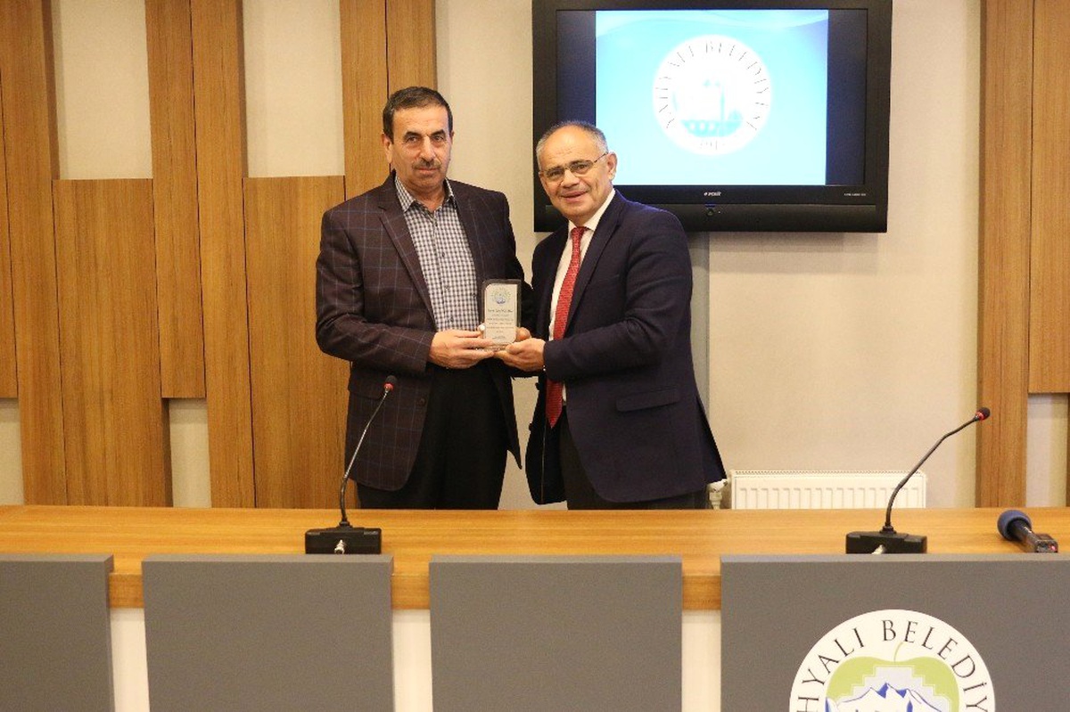 Başkan Öztürk\'ten Meclis Üyelerine Teşekkür Plaketi