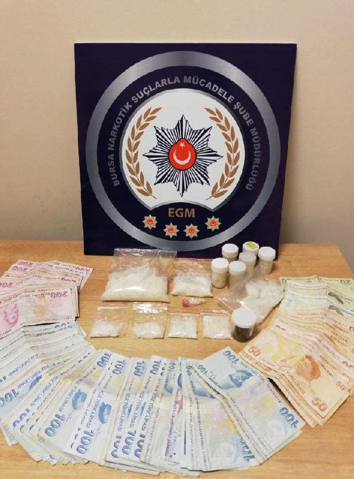 Bekçilerin Şüphelendiği 2 Kişinin Üzerinden Uyuşturucu Çıktı