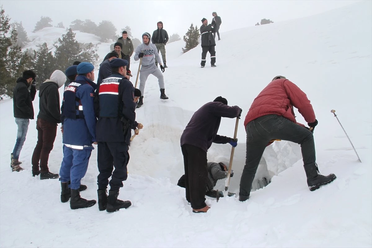 Bin 700 Rakımlı Dağdaki Deliğe Kar Depoladılar
