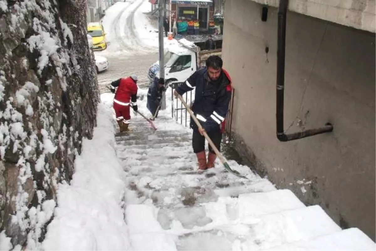 Bitlis\'te Temizlik İşçilerinin Kar Mesaisi