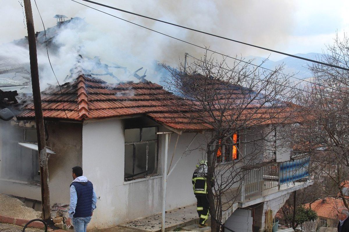 Burdur\'da Ev Yangını