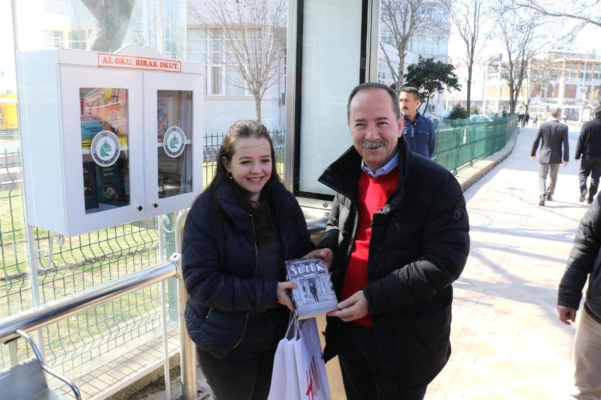 Edirne\'de Minibüs Duraklarında \'Al Oku, Bırak Okut\' Projesi Hayata Geçirildi