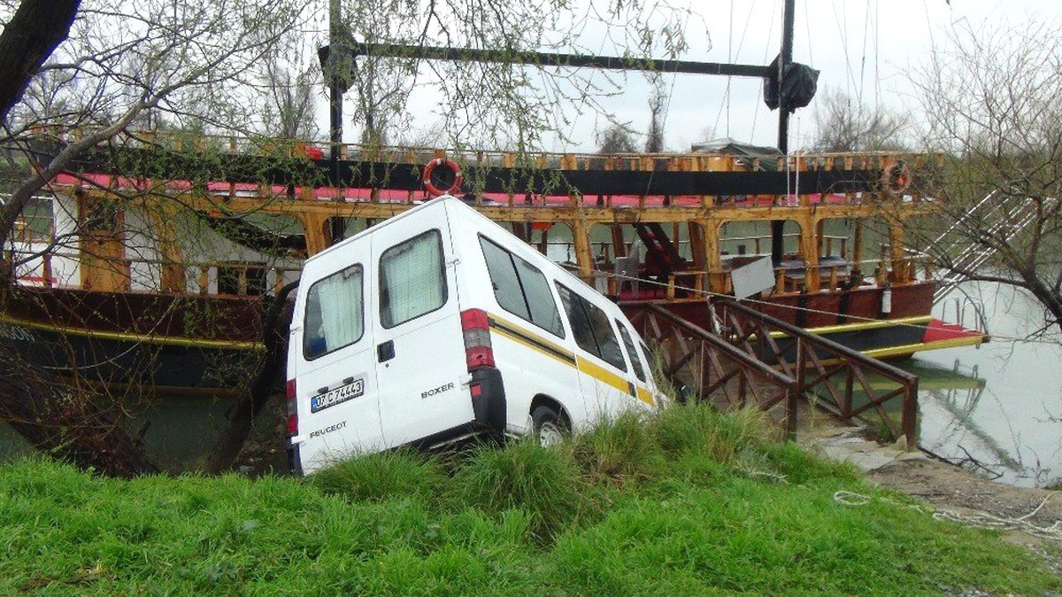 El Freni Tutmayan Minibüs Manavgat Irmağına Uçtu