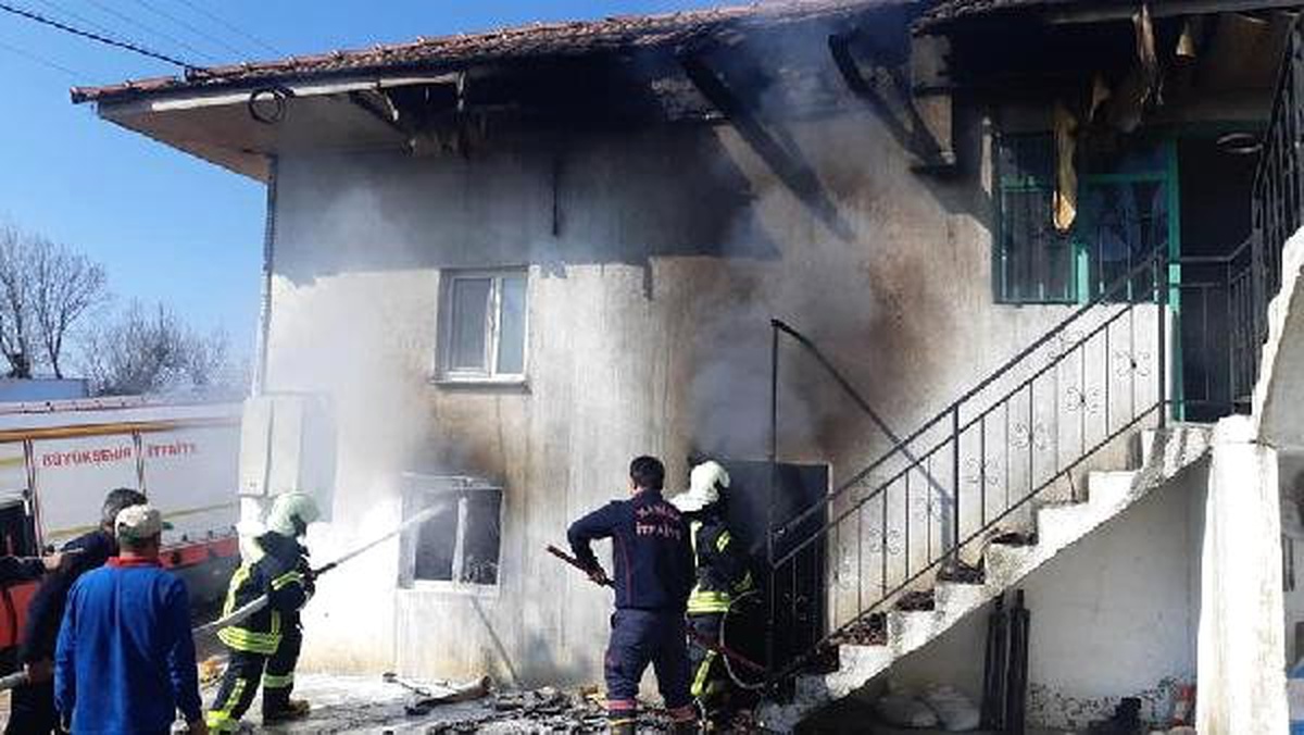 Elektrik Kontağından Çıkan Yangın Evi Yaktı, Aile Gözyaşlarına Hakim Olamadı