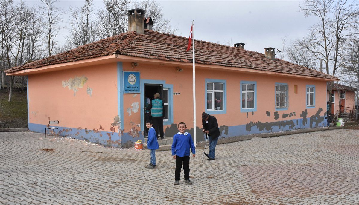 Emeğimiz Eğitim İçin" Diyerek Okulları Boyuyorlar