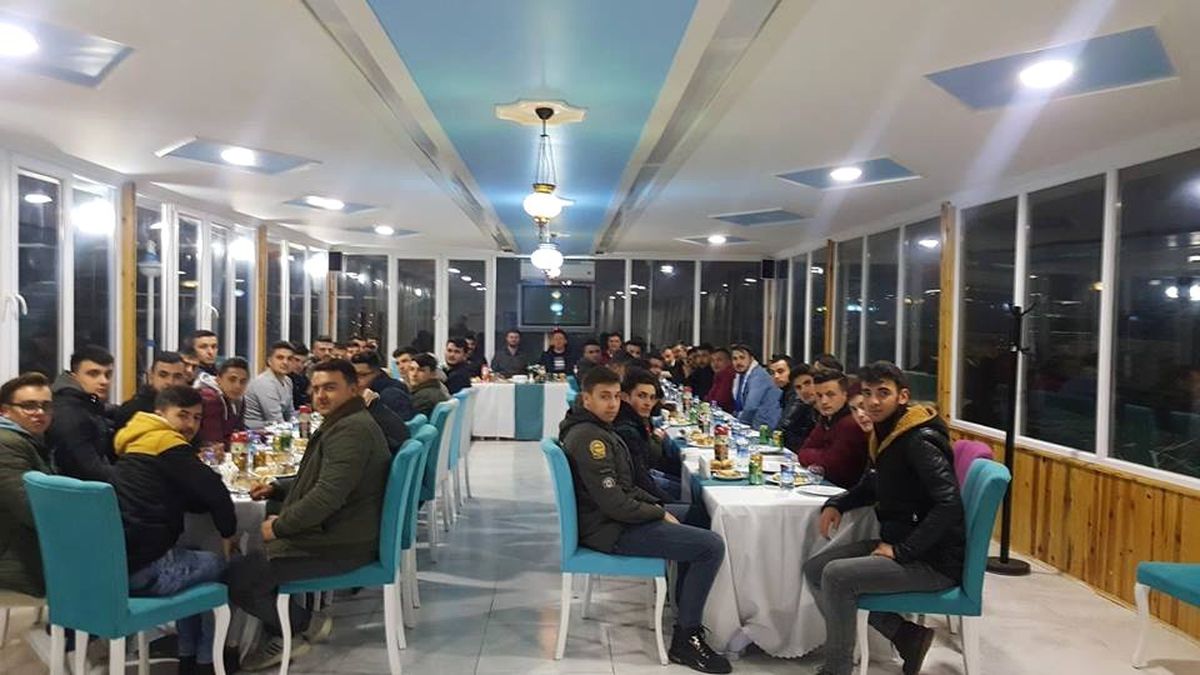 Emet\'te Ak Partili Gençler Yemekte Buluştu
