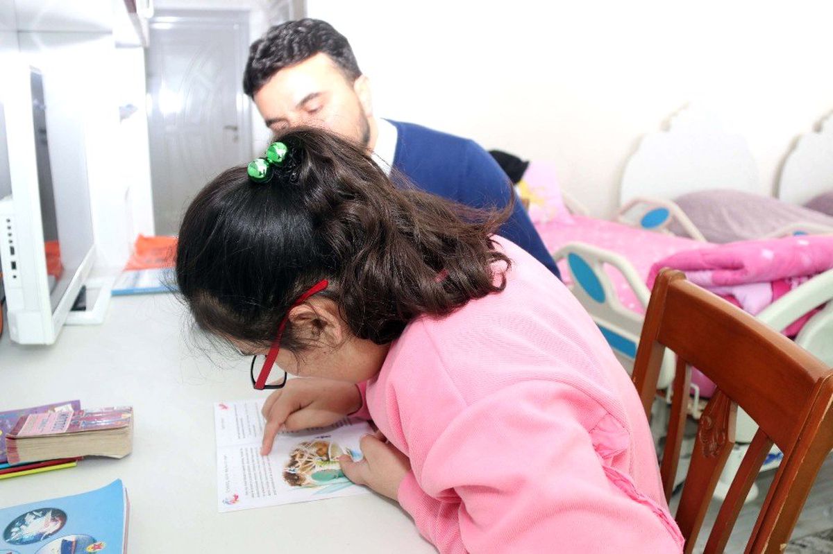 Engelli Meryem, Evde Aldığı Eğitimle Geleceğe Hazırlanıyor