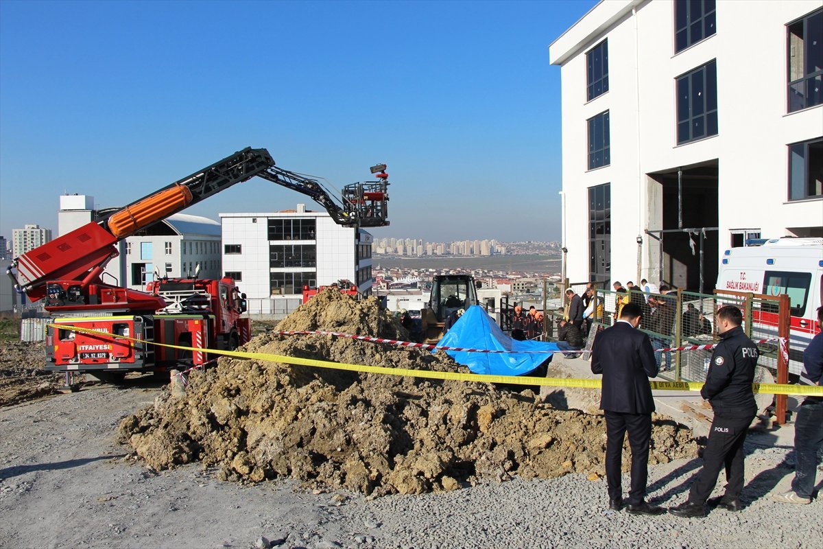 Esenyurt\'ta Toprak Altında Kalan İşçi Yaşamını Yitirdi
