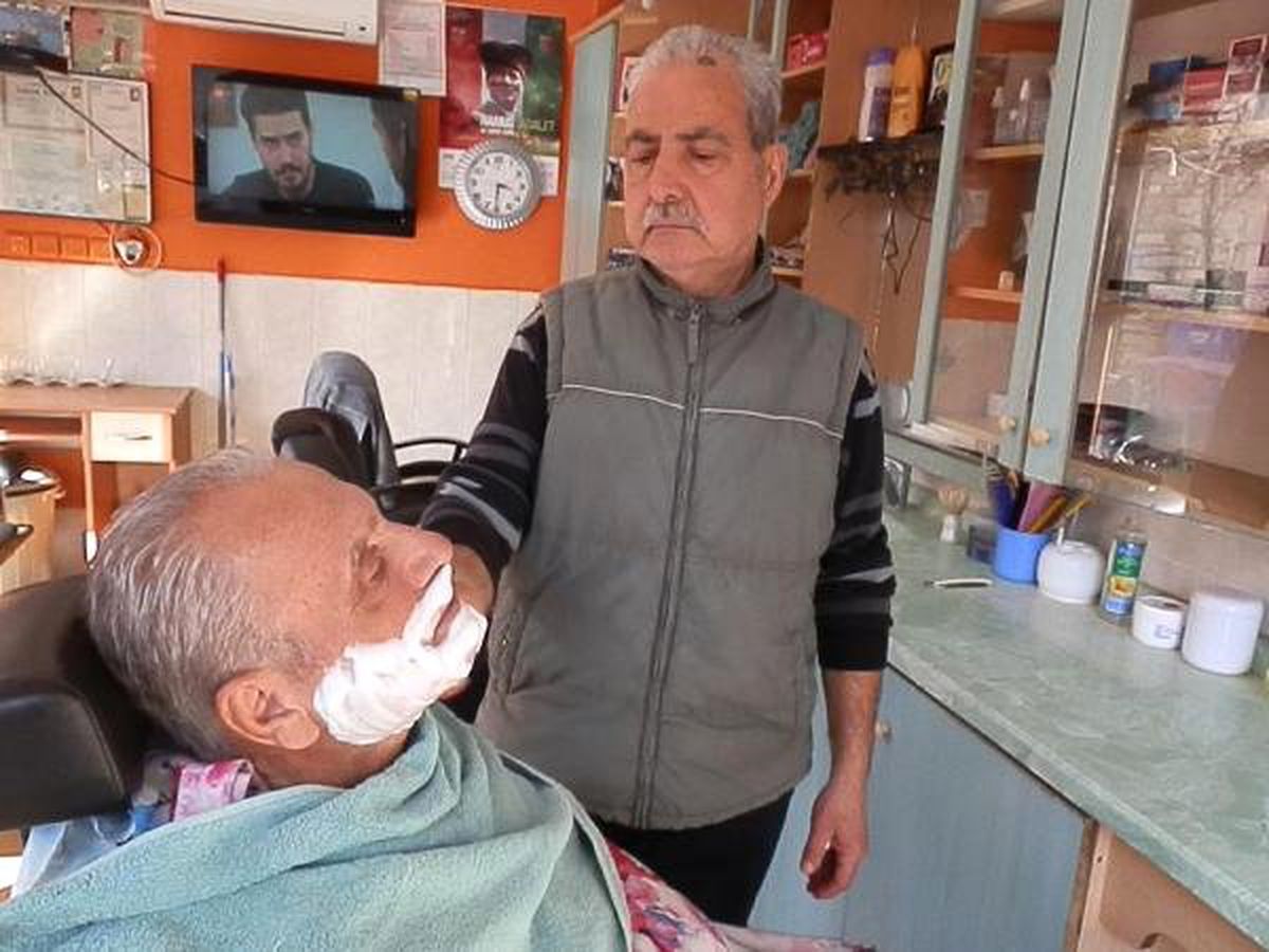 Foça\'da Berberden Emeklilere İndirim