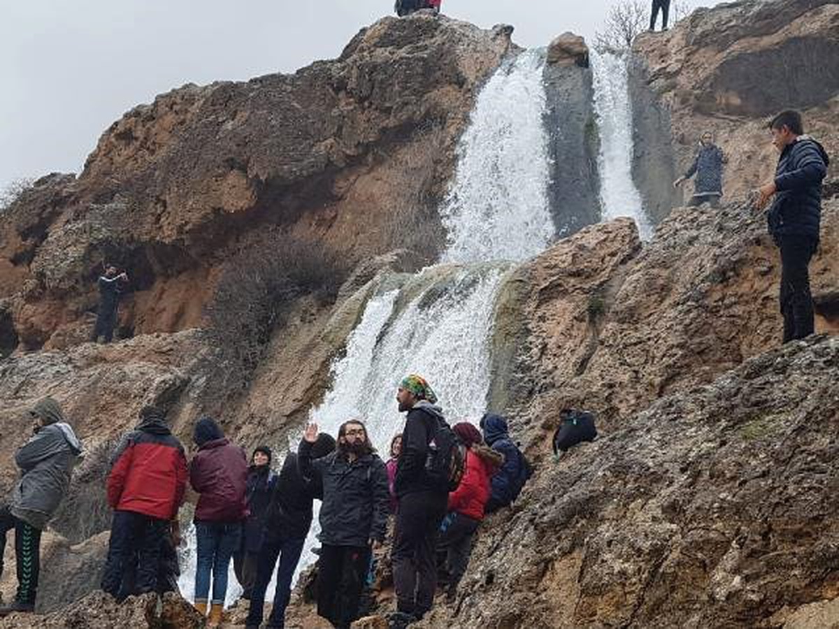 Gap Şelalesi\'ne Girip, Çevredeki Çöpleri Topladılar