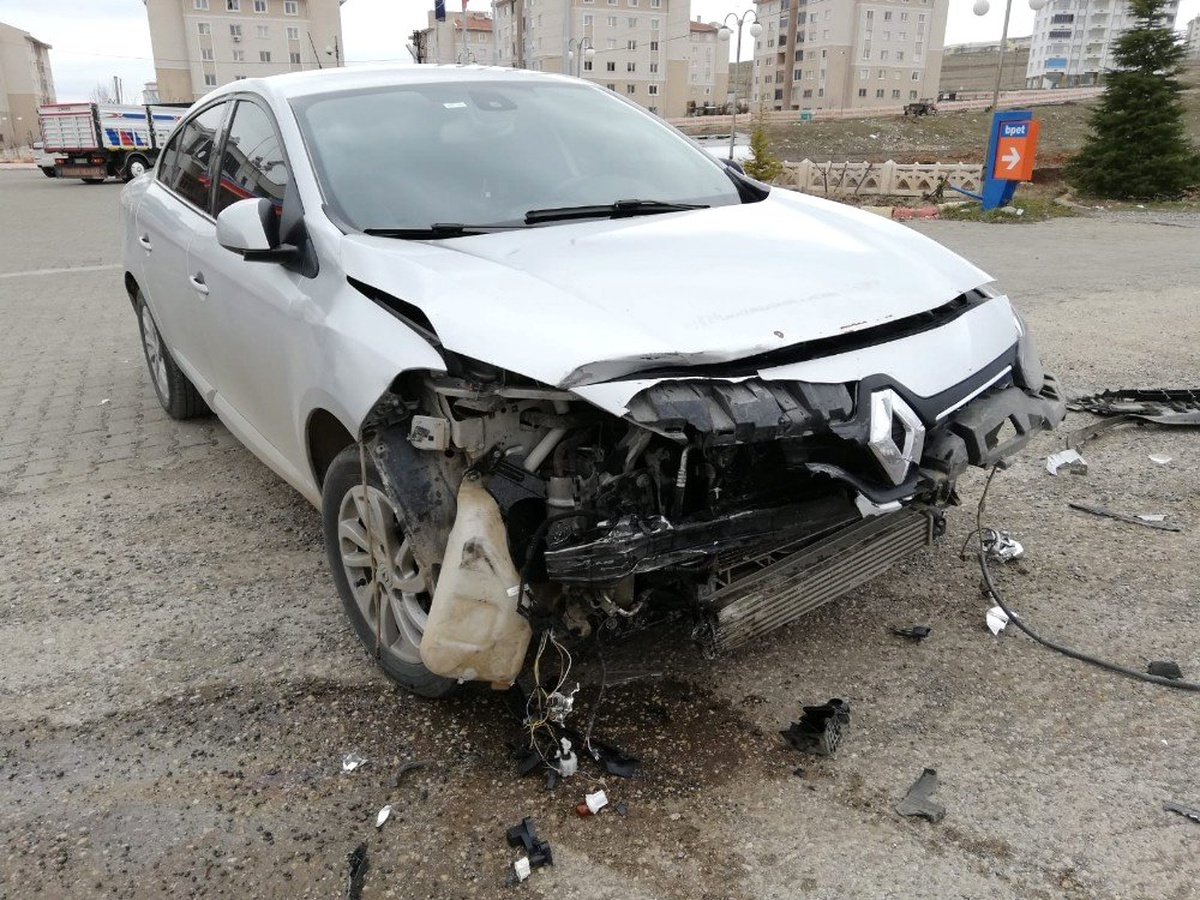 Hafif Ticari Araç ile Otomobil Çarpıştı: 3 Yaralı