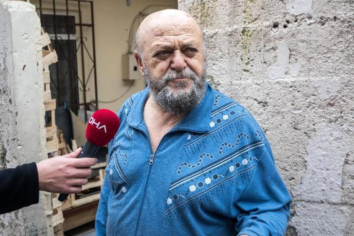 Herkes O Hayırseveri Merak Ediyor... Evlerin Kapısına Para Dolu Zarf Bırakıyor