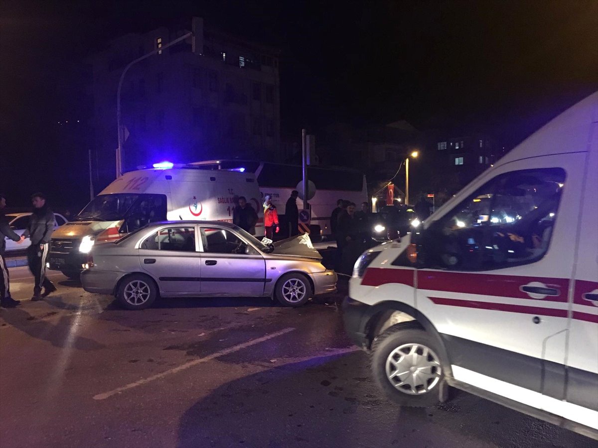 İki Otomobil Çarpıştı: 2\'si Çocuk 6 Yaralı