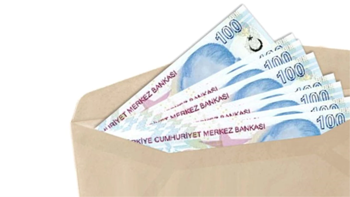 İstanbul\'da Gizemli Olay: Evlerin Kapısına Para Dolu Zarf Bırakılıyor