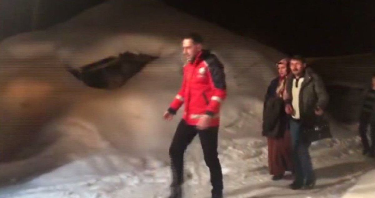 Karlı Yolları Aşan Ekipler, Hamile Kadını 6 Saatlik Çalışmayla Kurtardı