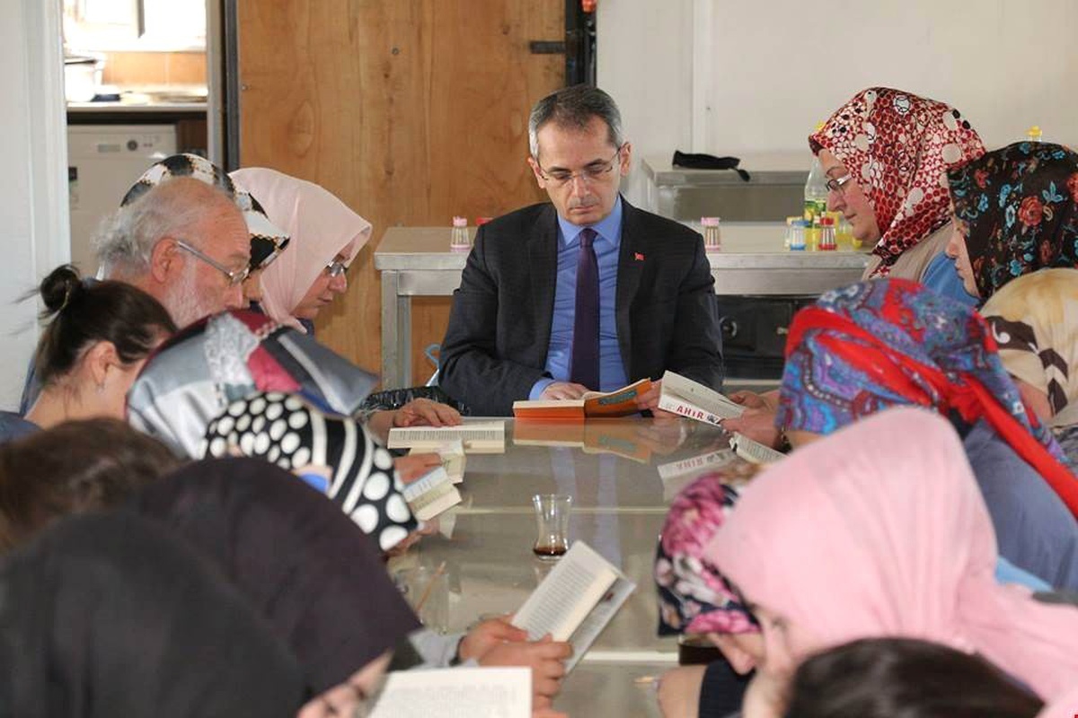 Kaymakam Deniz Pişkin, Tekstil Çalışanları ile Birlikte Kitap Okudu