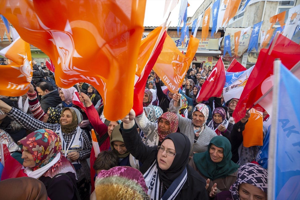 Kol Kola Gireceğiz Sizlere Hizmet Edeceğiz"