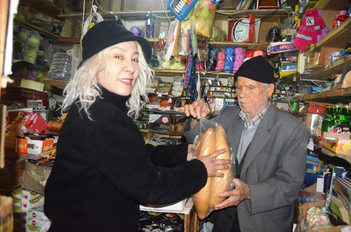 Mahalleli 70\'lik Bakkala Sahip Çıkıyor
