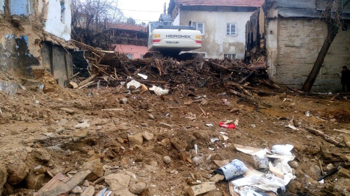 Malatya\'da Yangında 5 Ev Küle Döndü