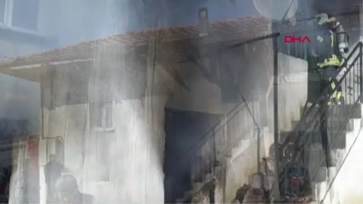 Manisa Elektrik Kontağından Çıkan Yangın Evi Yaktı, Aile Gözyaşlarına Hakim Olamadı