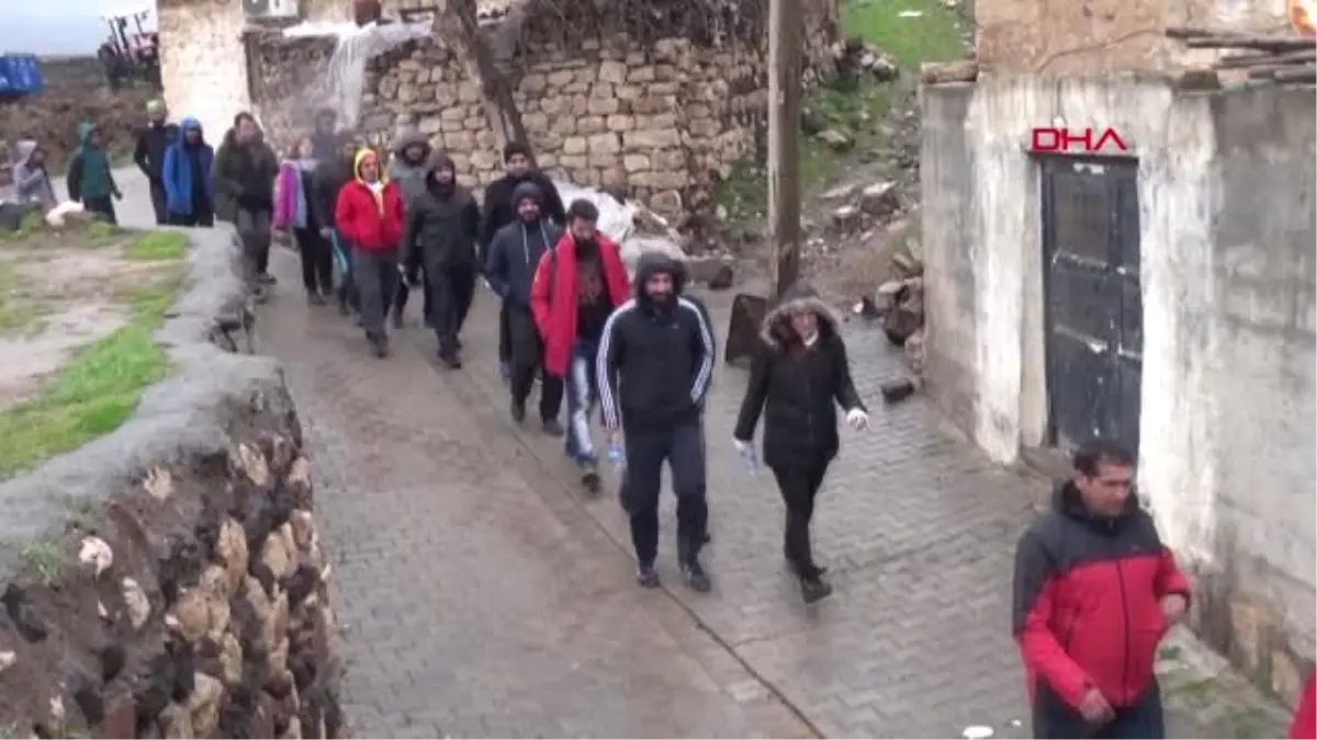 Mardin Gap Şelalesi\'ne Girip, Çevredeki Çöpleri Topladılar