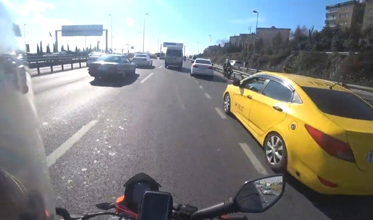 Motosikletlinin Kendisini Sıkıştıran Sürücünün Üzerine Yürüyerek Tokat Atması Kamerada