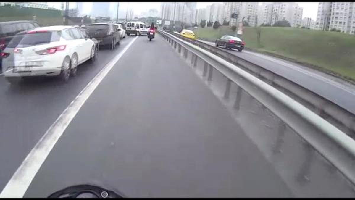 Motosikletlinin Ölümden Döndüğü Anlar Kamerada