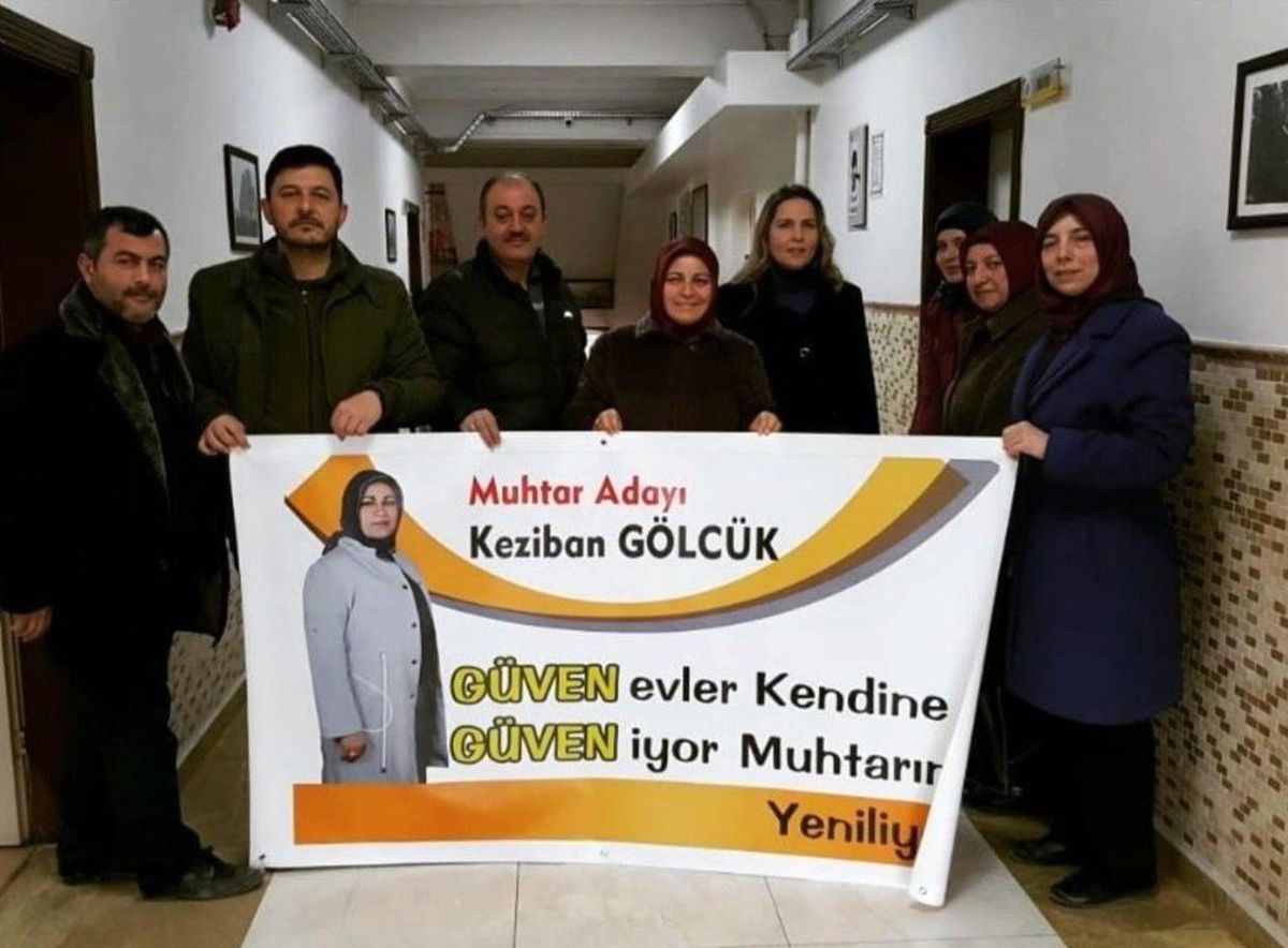 Muhtar Adayının Okulda Açtığı Pankart Tepki Topladı