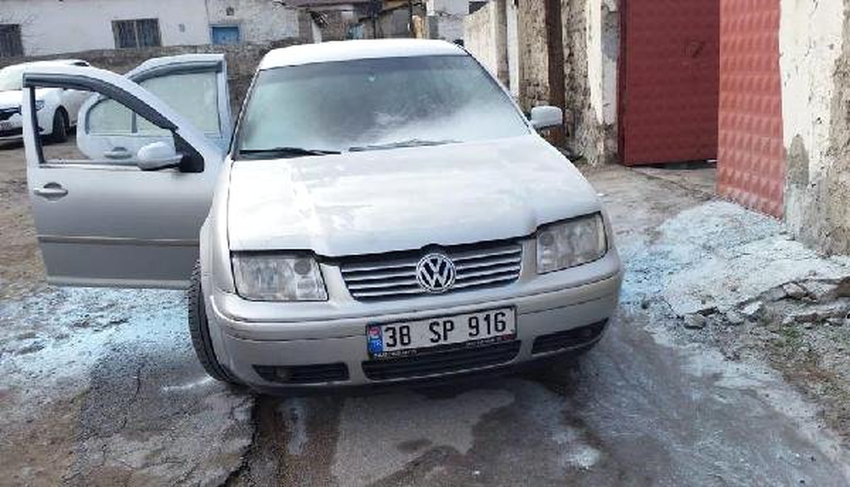 Otomobilindeki Yangını Söndürmek İsterken Dumandan Zehirlendi