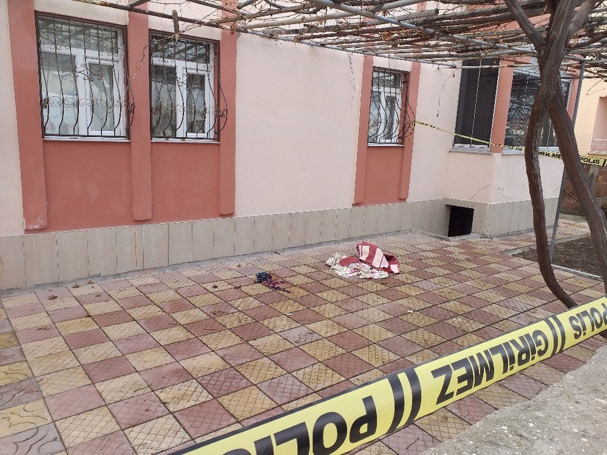 Pencereden Düşen Yaşlı Kadın Hayatını Kaybetti
