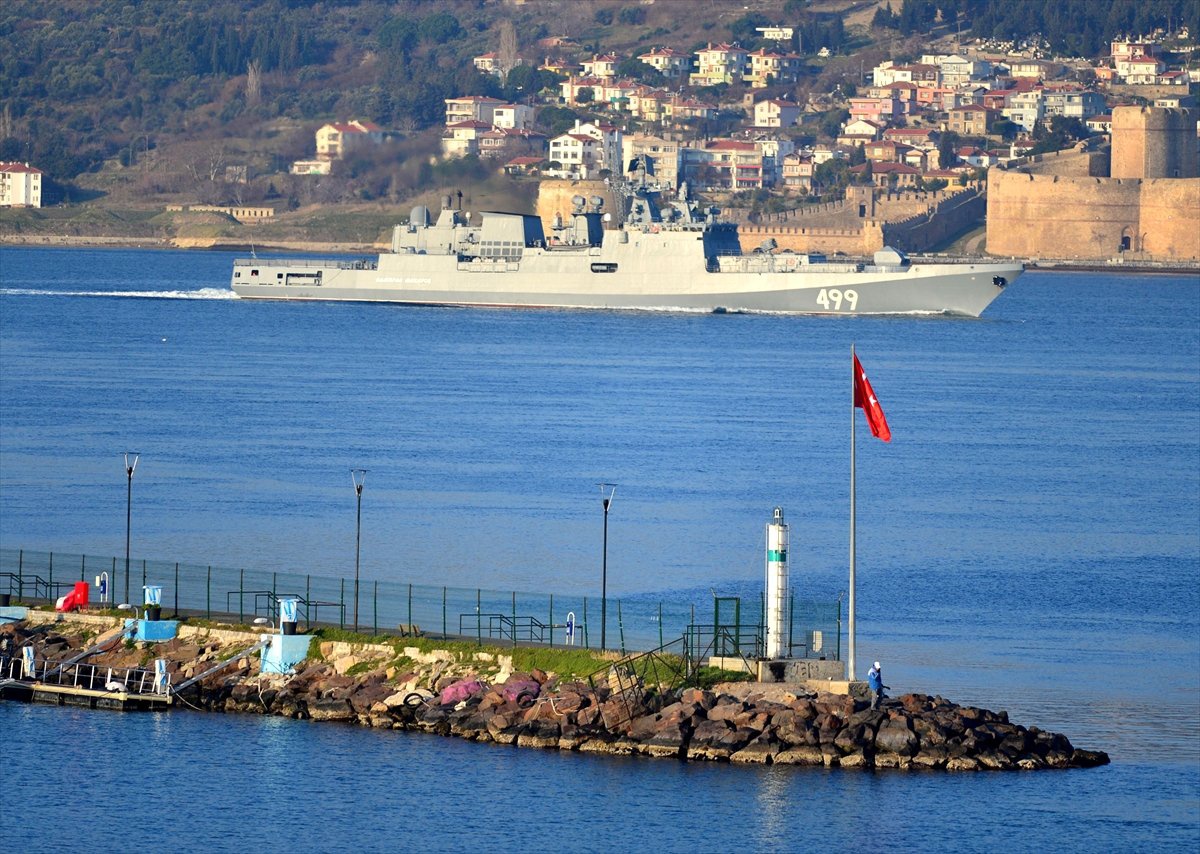 Rus Askeri Gemisi Çanakkale Boğazı\'ndan Geçti