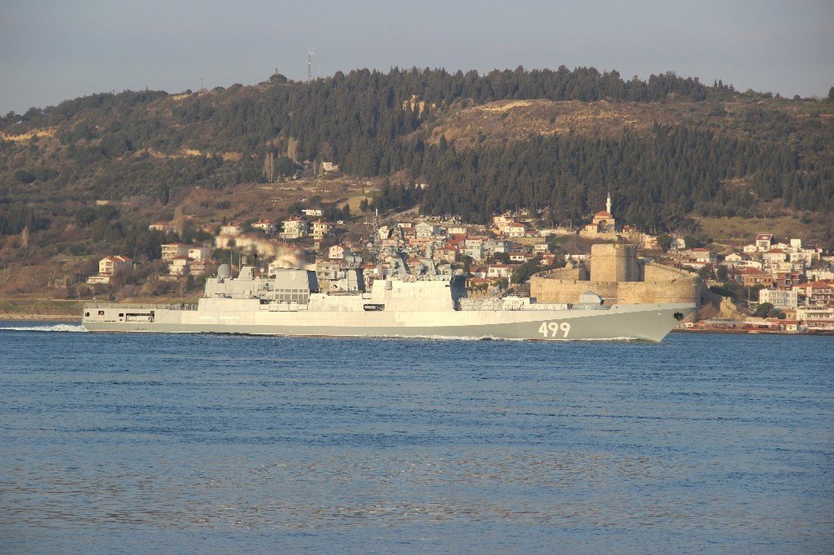 Rus Savaş Gemisi Çanakkale Boğazı\'ndan Geçti