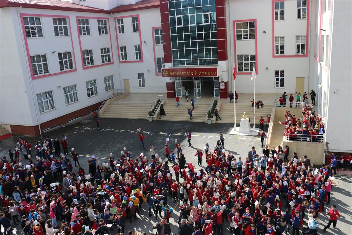 Siirt\'te 1500 Öğrenci Aynı Anda Kitap Okudu