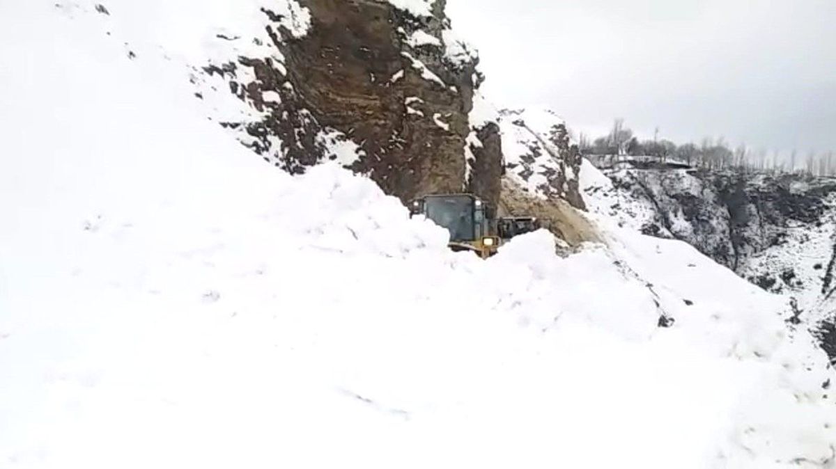 Siirt\'te Çığ Düştü, Köy Yolu Ulaşıma Kapandı