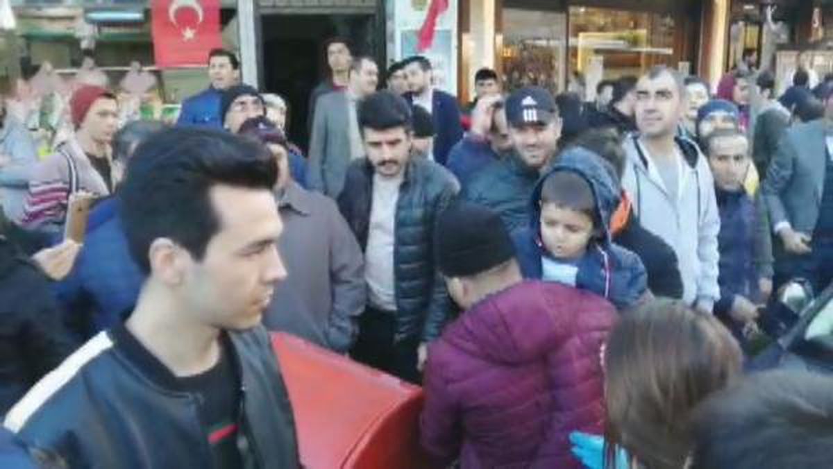 Soylu\'nun Mitinginde Arabada Bırakılan Çocuk Cam Kırılarak Kurtarıldı
